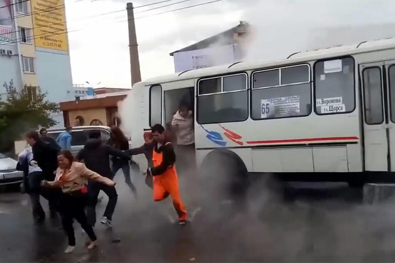 Обжигающий фонтан залил автобус, люди выпрыгивали в кипяток (видео) / 24.mchs.gov.ru