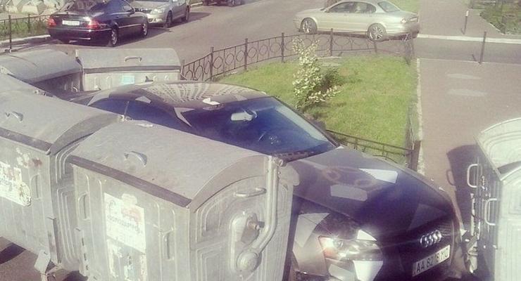 В Киеве мешавшую жителям Audi заставили мусорными баками (фото)