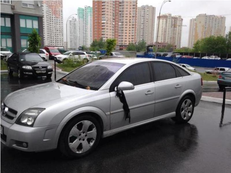 В Киеве мешавшую жителям Audi заставили мусорными баками (фото) / facebook.com/PoznyakiOsokorkiHarkovsky
