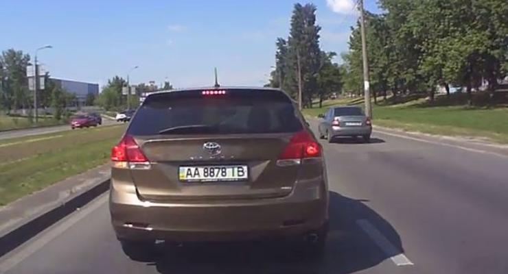 В Киеве «учитель» на Тойоте спровоцировал ДТП (видео)