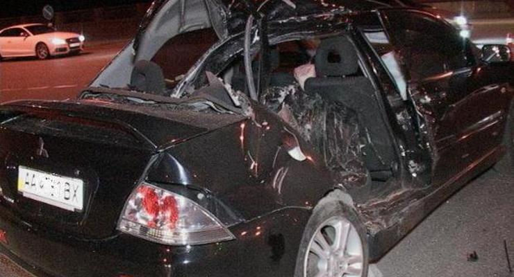 В Киеве мотоциклист буквально уничтожил Mitsubishi и погиб на месте