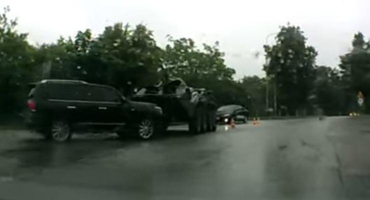 Под Харьковом Lexus не пропустил и протаранил БТР (видео)
