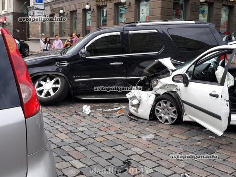 Крупная авария в центре Киева: Пежо разбил Кадиллак и Ниссан (фото) / avtopoligon.info