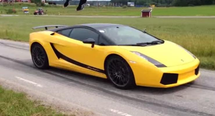 Парень перепрыгнул Lamborghini, ехавший со скоростью 130 км/ч (видео)