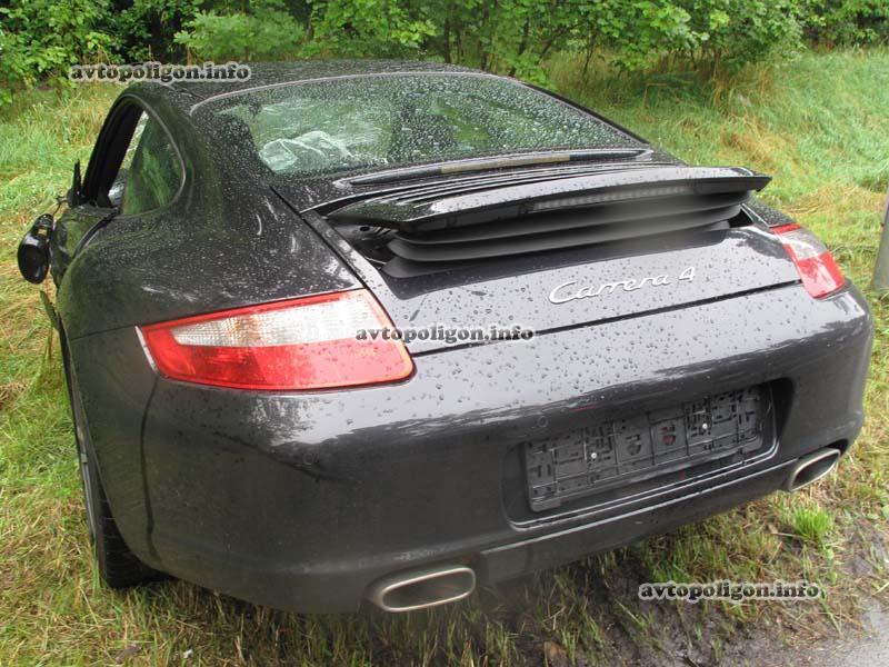 Под Киевом водитель Porsche разбил две машины и сразу снял номера / avtopoligon.info