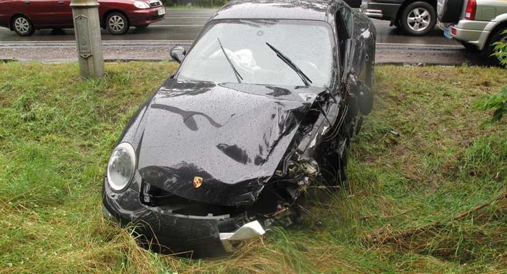 Под Киевом водитель Porsche разбил две машины и сразу снял номера