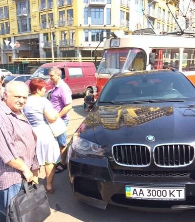 На Подоле водитель BMW X6 остановил движение 10 трамваев (фото) / facebook.com/parkingheroua