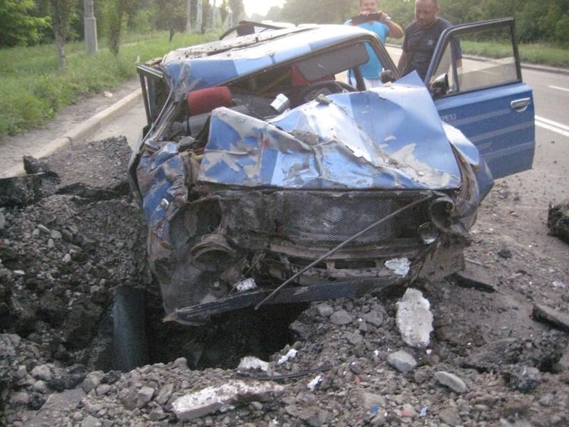 Возле Донецка на дороге перед машиной взорвался фугас (видео) / twitter.com/tombreadley