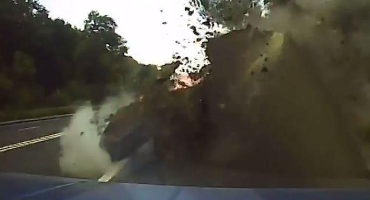 Возле Донецка на дороге перед машиной взорвался фугас (видео)
