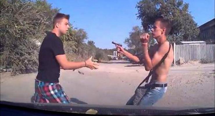 «Мы не умрем, мы из Донецка!» Гопник с пистолетом «наехал» на россиянина (видео)