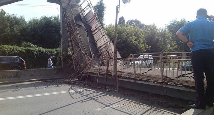 На улице Электриков в Киеве рухнул пешеходный мост