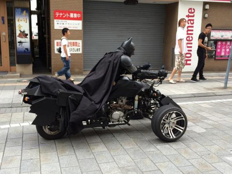 По улицам Токио гоняет Бэтмен на трехколесном мотоцикле (видео) / @kasumi0421