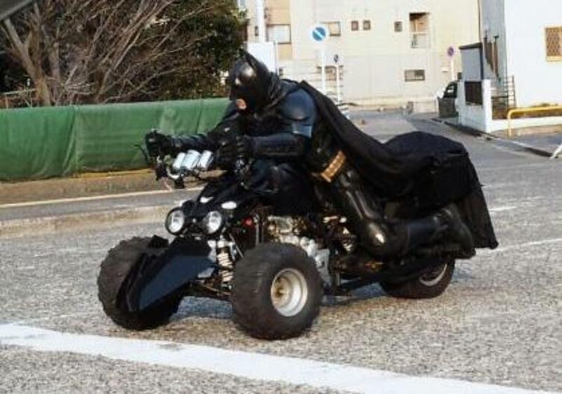 По улицам Токио гоняет Бэтмен на трехколесном мотоцикле (видео) / @wg_heki