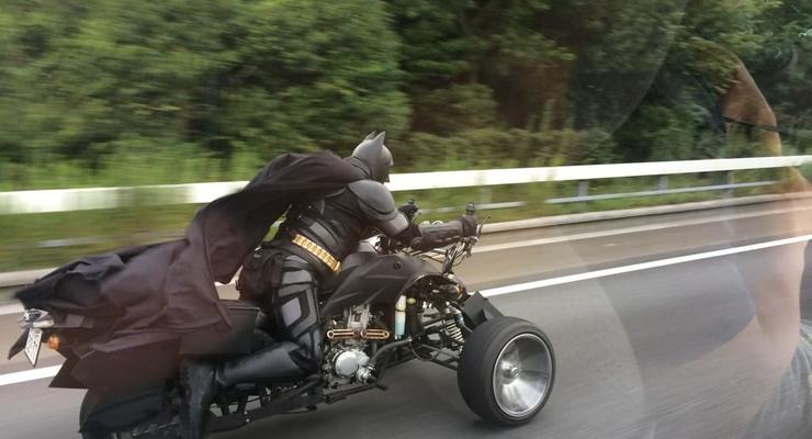 По улицам Токио гоняет Бэтмен на трехколесном мотоцикле (видео)
