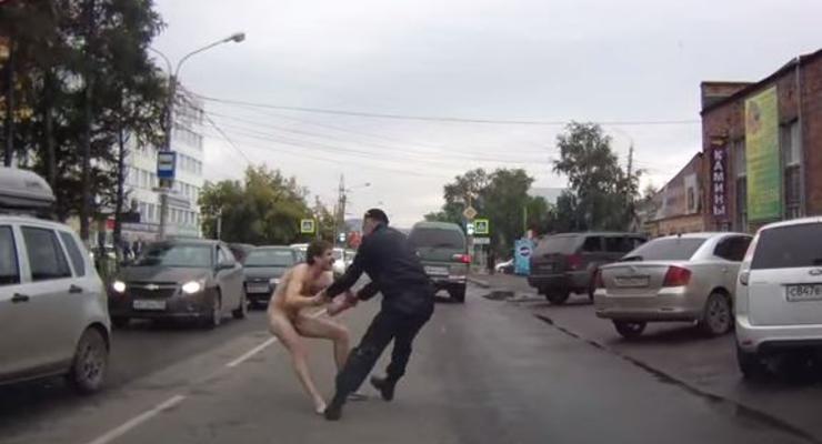 В Красноярске полиция гонялась по улице за голым мужчиной (видео)