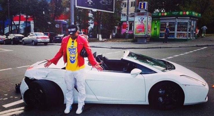 В Киеве водитель Lamborghini нарушил правила и разбился (фото)