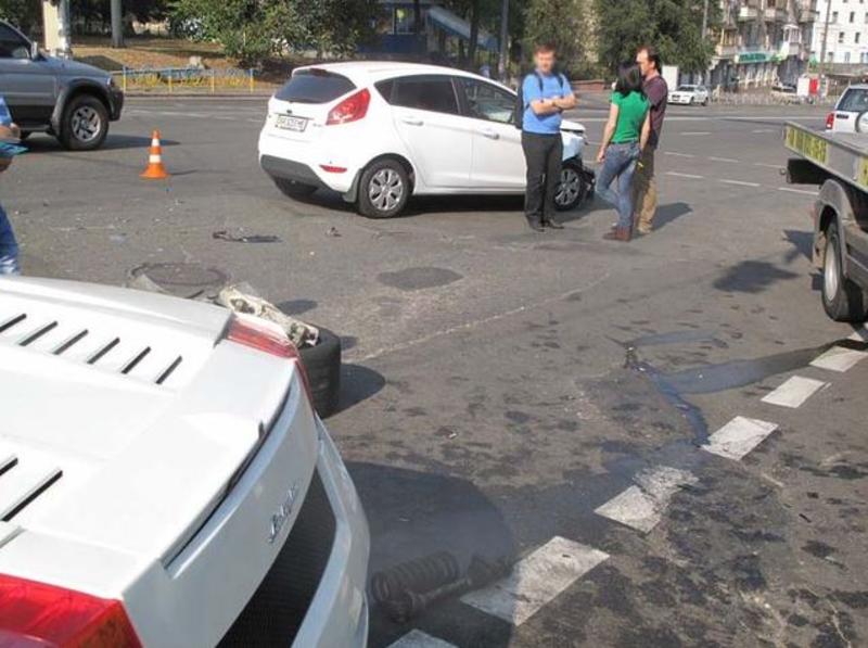 В Киеве водитель Lamborghini нарушил правила и разбился (фото) / segodnya.ua
