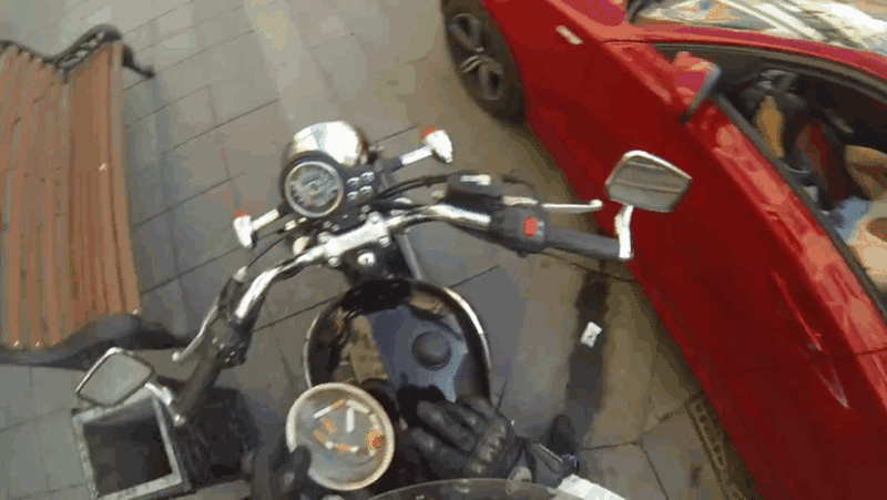 Мотоциклистка жестко наказывает водителей за мусор на улицах (видео) / boredpanda.com