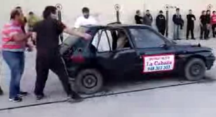 Их нравы: испанцы ради забавы разрубают на части машины (видео)