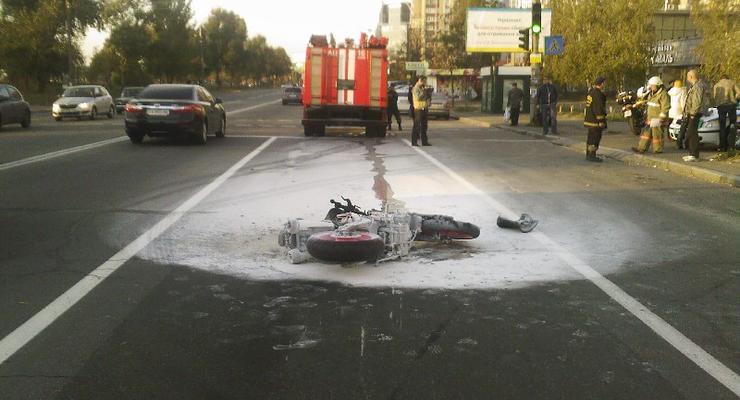 В Киеве мотоцикл спровоцировал аварию и вспыхнул (фото)