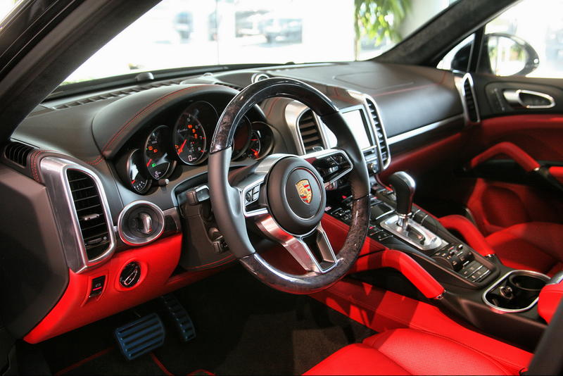 Украинцам представили обновленный Porsche Cayenne, начались продажи / Porsche