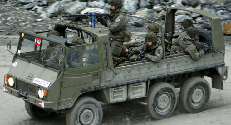 Волонтеры усилят украинскую армию вездеходами Pinzgauer