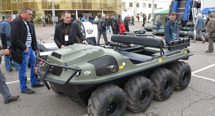 В Киеве представили восьмиколесный болотоход "Тигр" (фото)