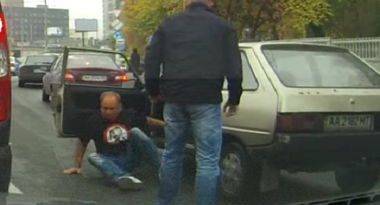 В Киеве водитель Таврии получил по лицу за неприличный жест (видео)