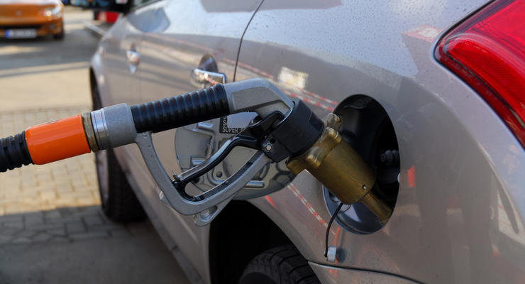 В Украине вновь снизились цены на бензин