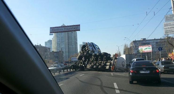 В Киеве перевернулась цистерна, на Святошино - пробки (фото)