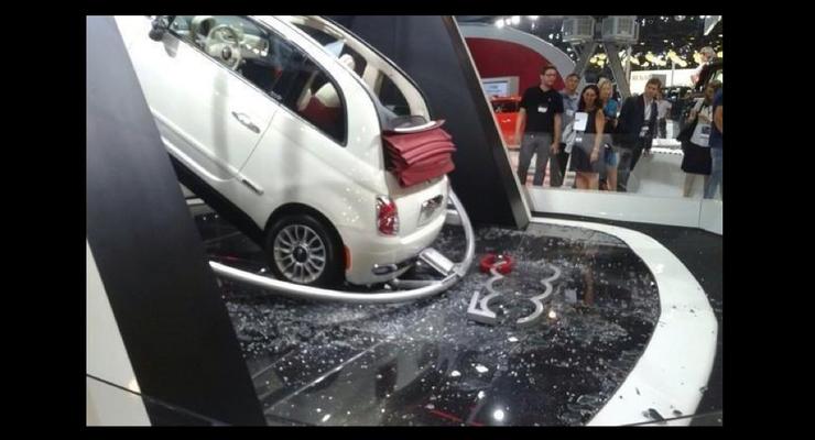 На автосалоне в Бразилии Fiat 500 рухнул со стеклянного стенда (фото)