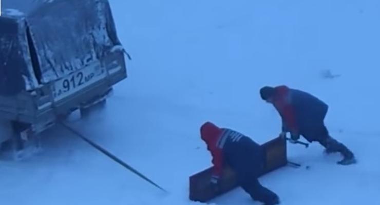 Их нравы: в России снег во дворе убирали скамейкой (видео)