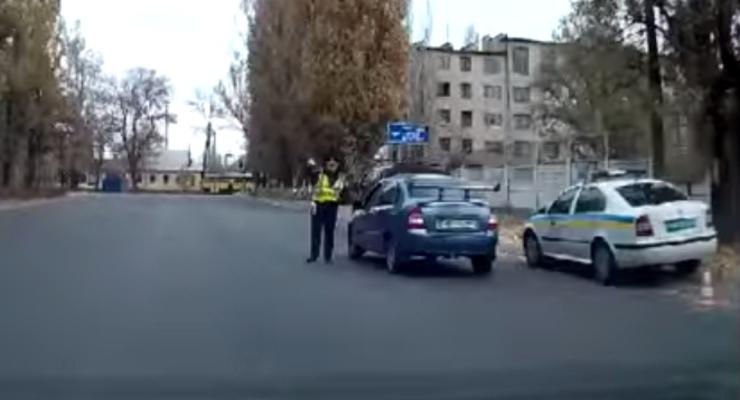 В Днепропетровске обнаружился идеальный гаишник (видео)