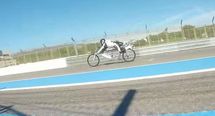 Во Франции уникальный велосипед обогнал Феррари, развив скорость в 333 км/ч (видео)