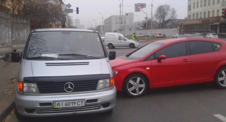 В Киеве на Виноградаре столкнулись три авто (фото)