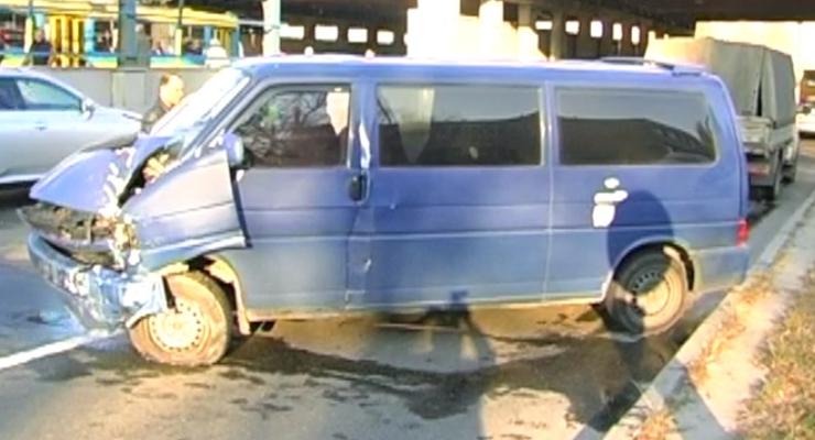 В Киеве автобус протаранил остановку (видео)