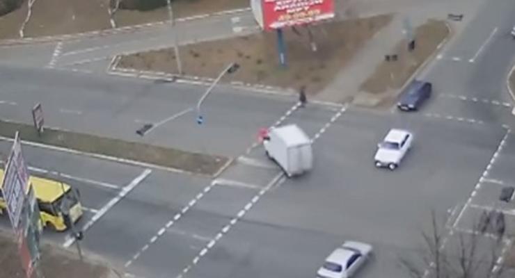 В Мариуполе грузовик сбил пешехода на переходе (видео)