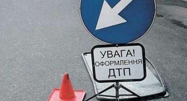 В Киеве на Оболони лихач устроил аварию на перекрестке (видео)