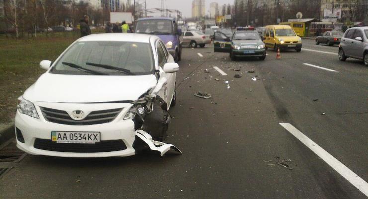 В Киеве лоб в лоб столкнулись два авто