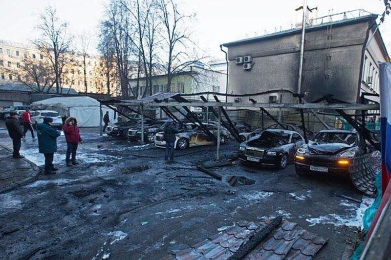 В Москве на парковке сожгли Роллс-Ройсы, Порше и Бентли (видео) / @tombreadley