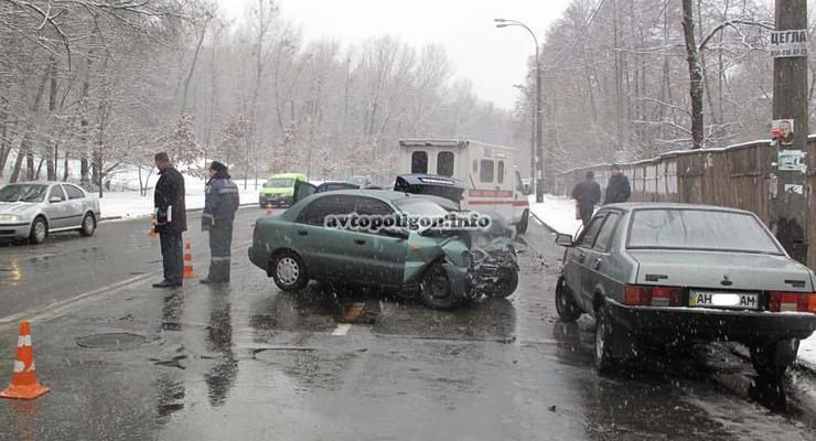 Из-за снегопада в Киеве Opel протаранил Daewoo (фото)