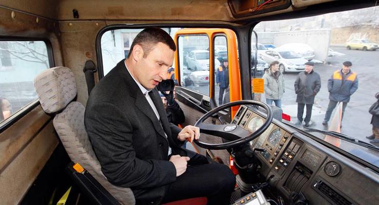 Киевским коммунальщикам передали немецкие снегоуборочные машины (фото)
