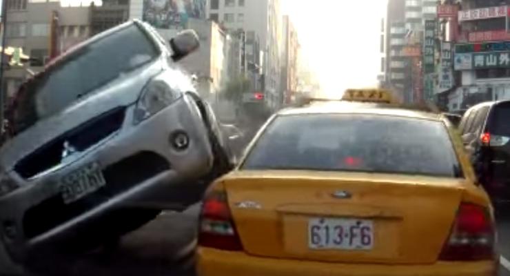 В Тайване рассеянная дама проехалась на своем Mitsubishi по двум автомобилям (видео)