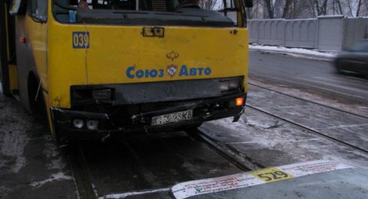 В Киеве маршрутка с пассажирами протаранила внедорожник (видео)
