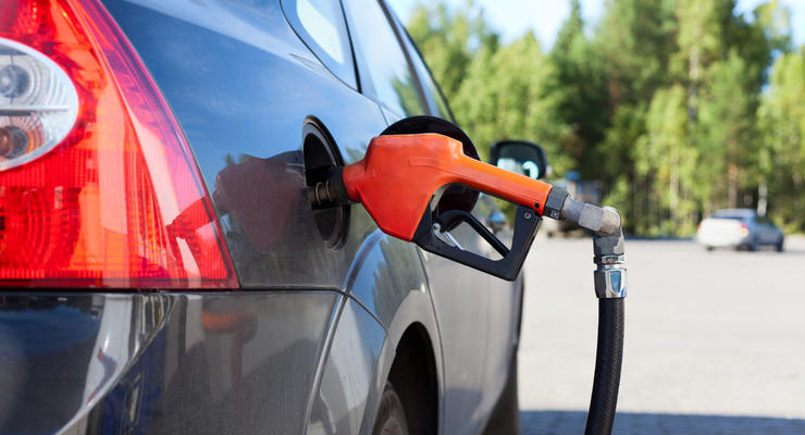 На АЗС цены на бензин упали в среднем на 30 копеек