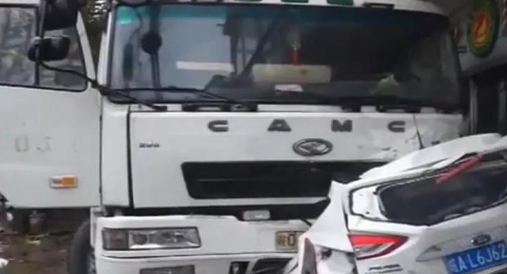 В Китае двое мужчин выжили, побывав под колесами бензовоза (видео)