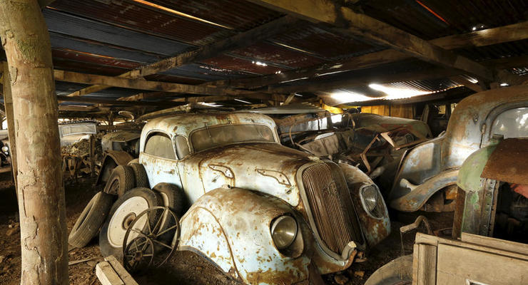 В сарае на западе Франции нашли десятки раритетных автомобилей (фото)