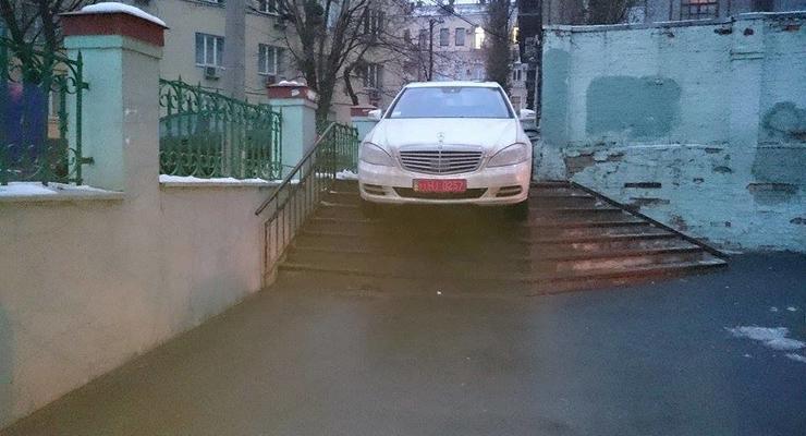 В Киеве Мерседес припарковали на ступеньках уличной лестницы (фото)
