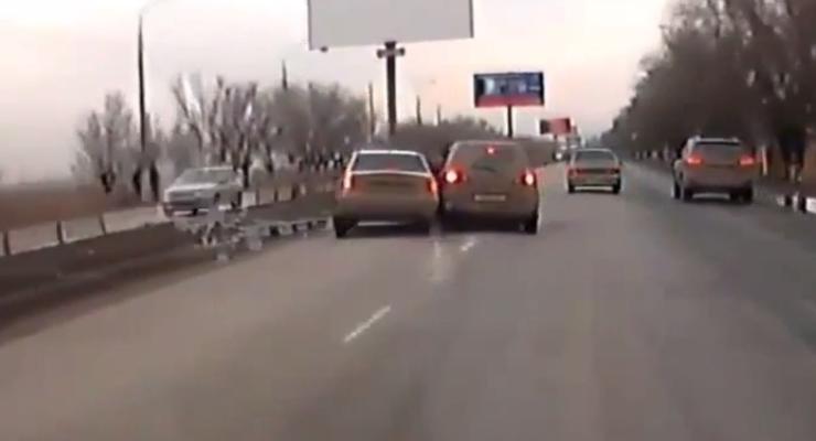 В России девушка протаранила машину с бывшим парнем и его новой подругой (видео)