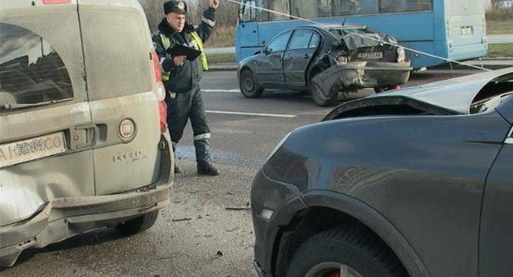 В Киеве Тойота "собрала" в ДТП пять машин (фото)